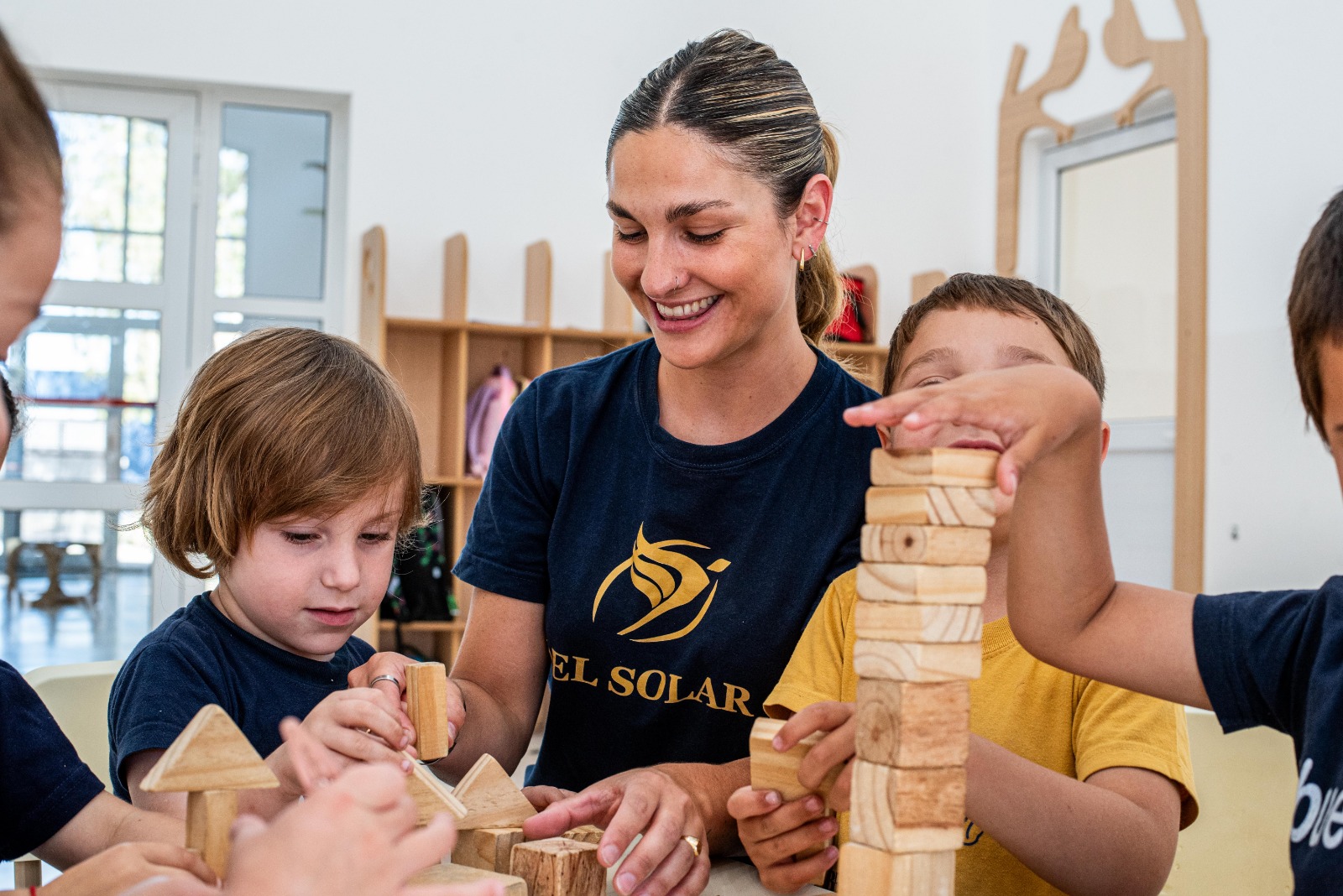 Docente acompañando una experiencia de aprendizaje activo